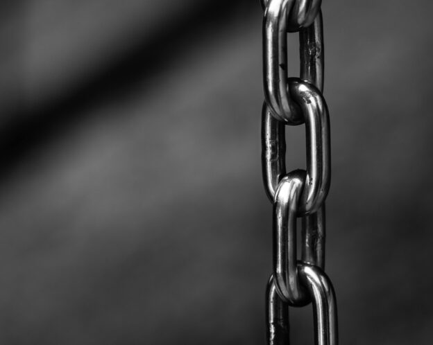 a metal chain link